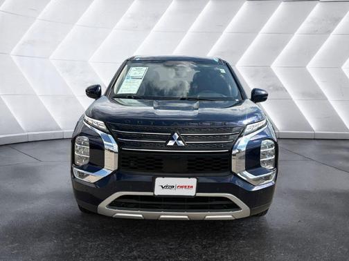 Blue 2024 Mitsubishi Outlander SE