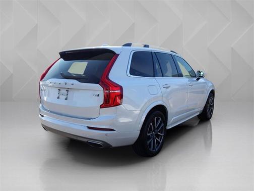 2017 Volvo XC90 T6 Momentum