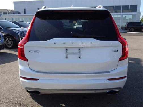 2017 Volvo XC90 T6 Momentum