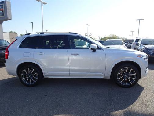2017 Volvo XC90 T6 Momentum