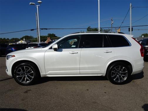2017 Volvo XC90 T6 Momentum