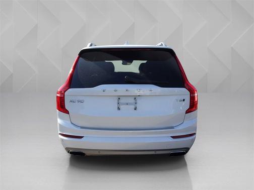 2017 Volvo XC90 T6 Momentum