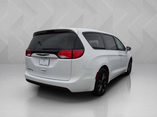 Bright White Clearcoat 2019 Chrysler Pacifica Touring Plus