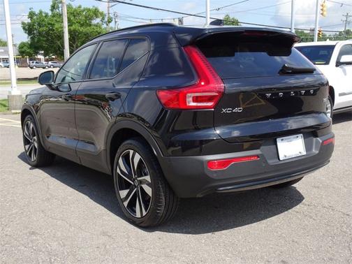 2024 Volvo XC40 Ultimate Dark Theme