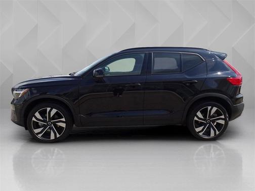2024 Volvo XC40 Ultimate Dark Theme