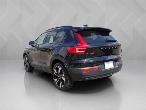 2024 Volvo XC40 Ultimate Dark Theme