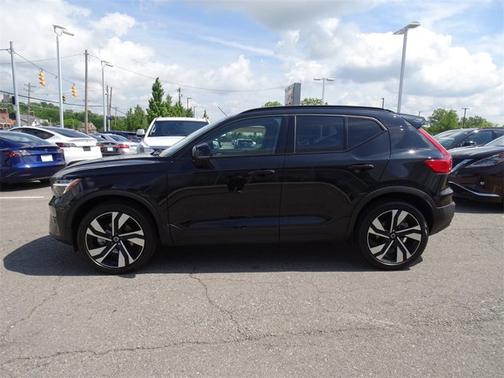 2024 Volvo XC40 Ultimate Dark Theme