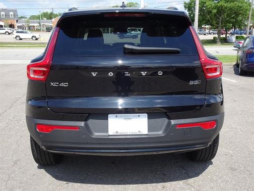 2024 Volvo XC40 Ultimate Dark Theme