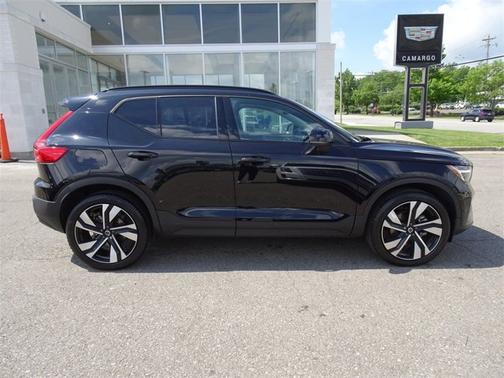 2024 Volvo XC40 Ultimate Dark Theme