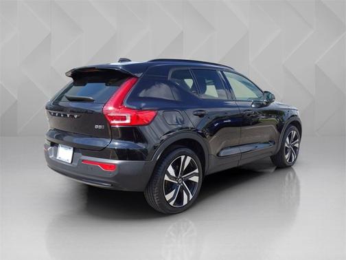 2024 Volvo XC40 Ultimate Dark Theme