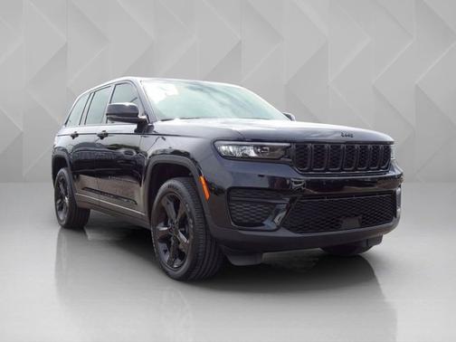 Diamond Black Crystal Pearlcoat 2024 Jeep Grand Cherokee Altitude