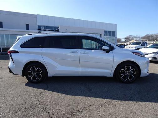 2025 Toyota Sienna Platinum