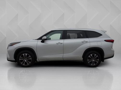 Pearl 2022 Toyota Highlander XLE