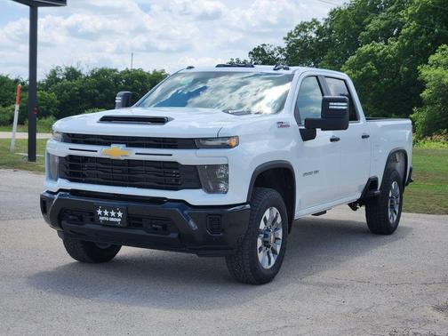 Summit White 2026 Chevrolet Silverado 2500 Custom