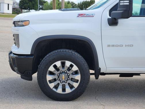 Summit White 2026 Chevrolet Silverado 2500 Custom