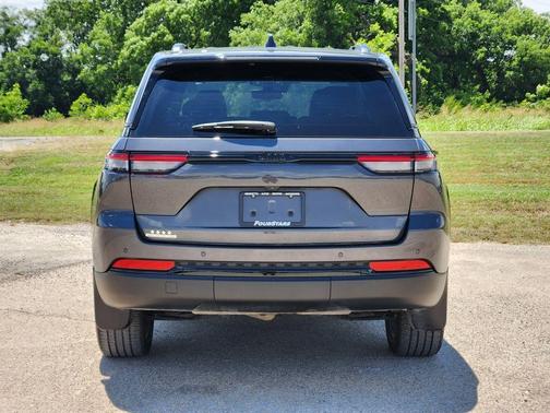 Metallic 2023 Jeep Grand Cherokee Altitude