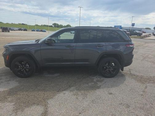 Metallic 2023 Jeep Grand Cherokee Altitude