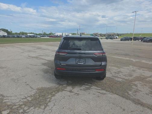 Metallic 2023 Jeep Grand Cherokee Altitude