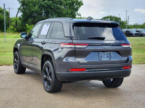Metallic 2023 Jeep Grand Cherokee Altitude