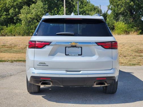 Iridescent Pearl Tricoat 2023 Chevrolet Traverse High Country