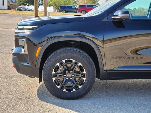 Mosaic Black Metallic 2027 Chevrolet Traverse Z71