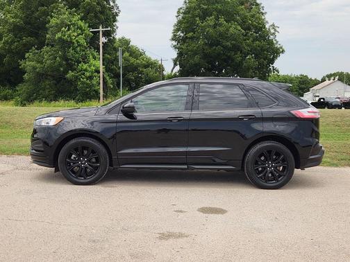 Black Metallic 2024 Ford Edge SE
