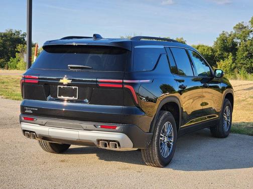 Mosaic Black Metallic 2027 Chevrolet Traverse LT