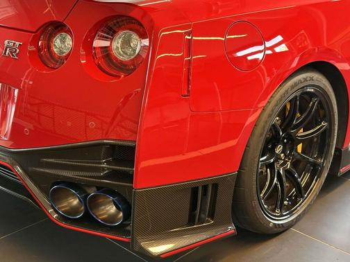 2023 Nissan GT-R NISMO Dual-clutch 6-Speed Transmission