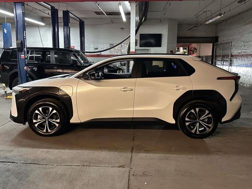 2025 Toyota bZ4X XLE