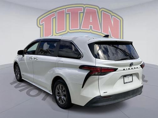 Blizzard Pearl 2021 Toyota Sienna XLE 7 Passenger