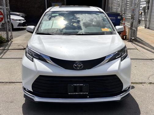 Blizzard Pearl 2021 Toyota Sienna XLE 7 Passenger
