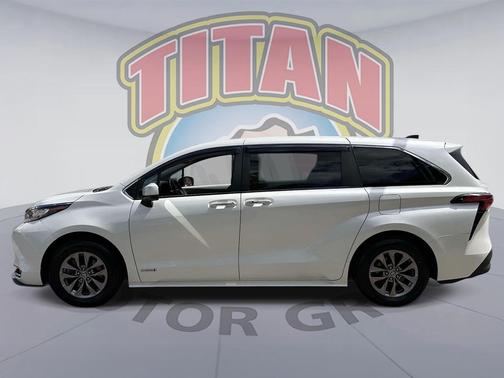 Blizzard Pearl 2021 Toyota Sienna XLE 7 Passenger