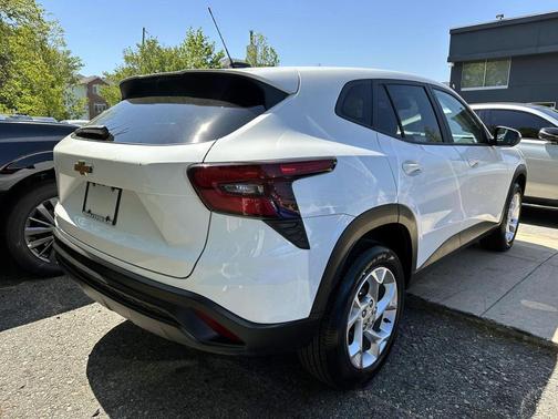 Summit White 2024 Chevrolet Trax LS