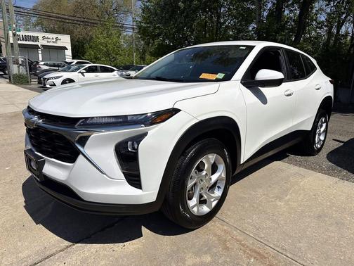 Summit White 2024 Chevrolet Trax LS
