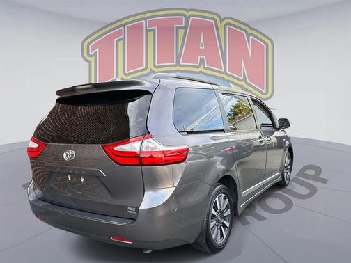 2019 Toyota Sienna XLE