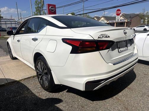 Pearl White Tricoat 2023 Nissan Altima 2.5 SV