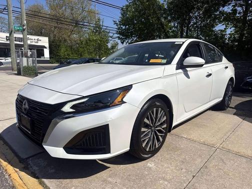 Pearl White Tricoat 2023 Nissan Altima 2.5 SV