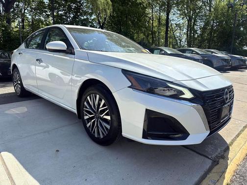 Pearl White Tricoat 2023 Nissan Altima 2.5 SV