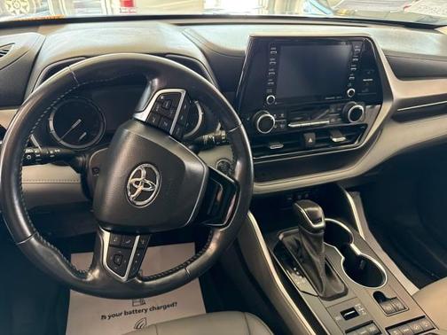 Moon Dust 2021 Toyota Highlander XLE