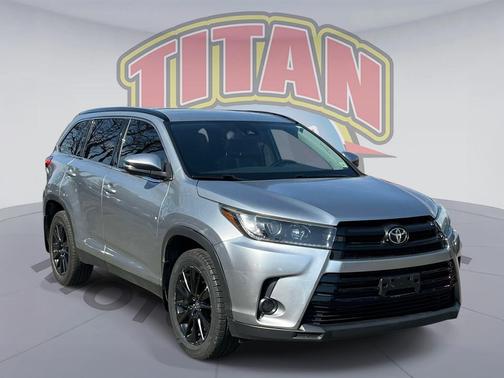 Celestial Silver Metallic 2019 Toyota Highlander SE