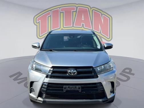 Celestial Silver Metallic 2019 Toyota Highlander SE