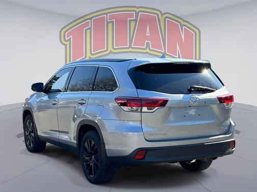 Celestial Silver Metallic 2019 Toyota Highlander SE