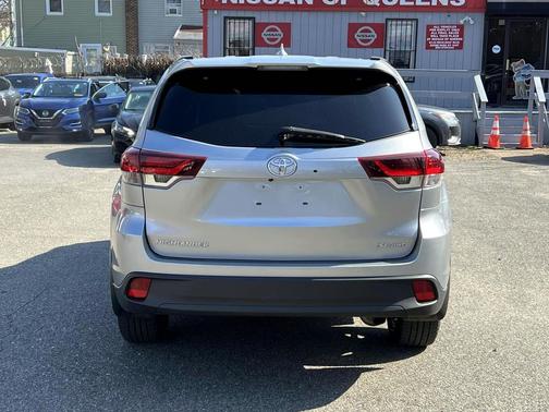 Celestial Silver Metallic 2019 Toyota Highlander SE