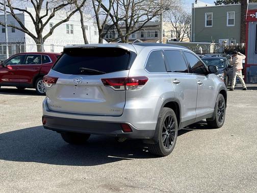Celestial Silver Metallic 2019 Toyota Highlander SE