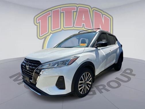 Aspen White Tricoat/Super Black 2023 Nissan Kicks SV