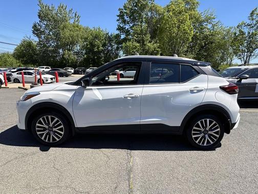 Aspen White Tricoat/Super Black 2023 Nissan Kicks SV