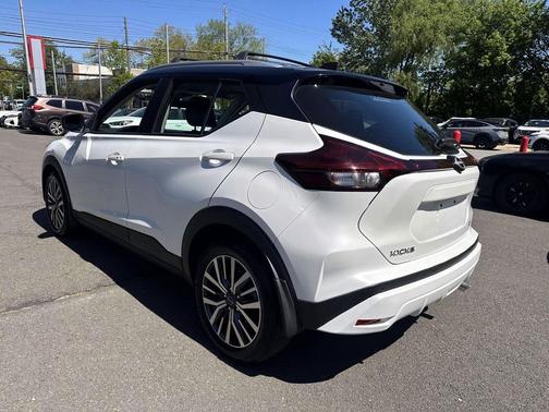 Aspen White Tricoat/Super Black 2023 Nissan Kicks SV