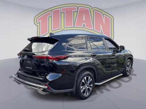 Midnight Black Metallic 2024 Toyota Highlander XLE