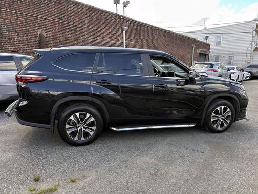 Midnight Black Metallic 2024 Toyota Highlander XLE