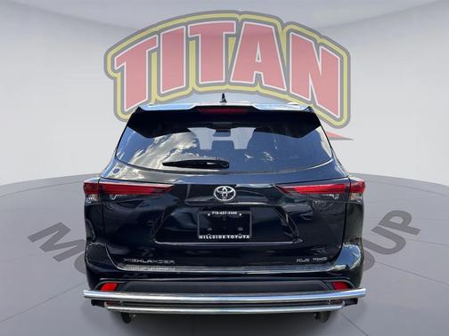 Midnight Black Metallic 2024 Toyota Highlander XLE